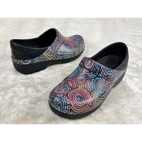 Crocs Dual Comfort Neria Pro II Clogs Size 8 Slip Resistant Colorful Print Shoes - Picture 1 of 7